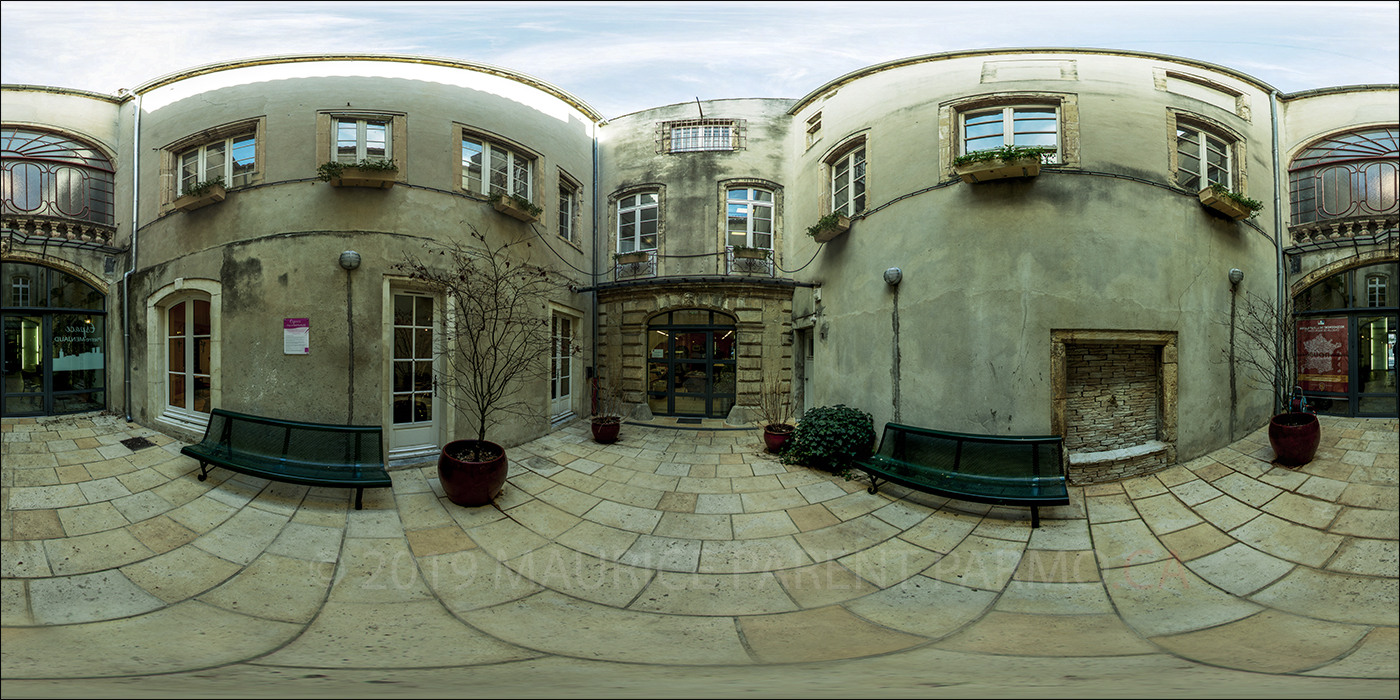 Cour intérieur mairie Bagnols sur Cèze, France